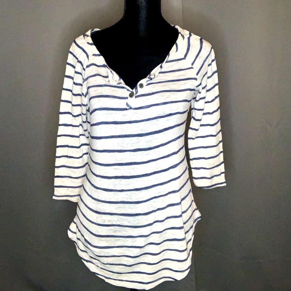 FREE KISSES Women’s M shirt!! 🥰